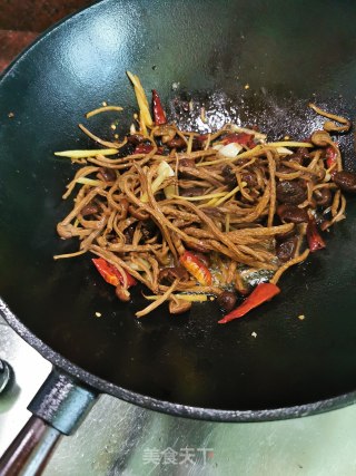 下饭菜～干锅茶树菇五花肉（附铸铁锅开锅方法）的做法步骤：5