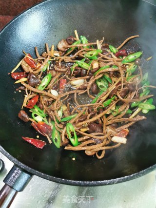 下饭菜～干锅茶树菇五花肉（附铸铁锅开锅方法）的做法步骤：6