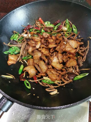 下饭菜～干锅茶树菇五花肉（附铸铁锅开锅方法）的做法步骤：7