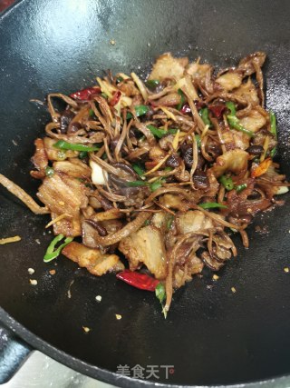 下饭菜～干锅茶树菇五花肉（附铸铁锅开锅方法）的做法步骤：8