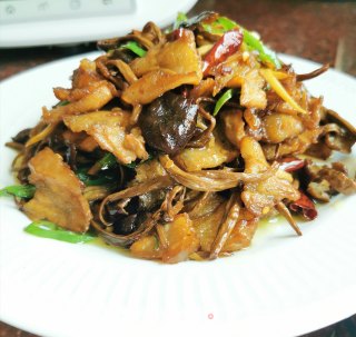 下饭菜～干锅茶树菇五花肉（附铸铁锅开锅方法）的做法步骤：9