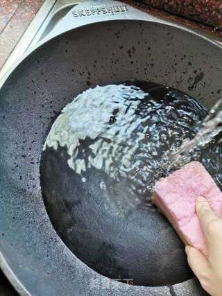 下饭菜～干锅茶树菇五花肉（附铸铁锅开锅方法）的做法步骤：11