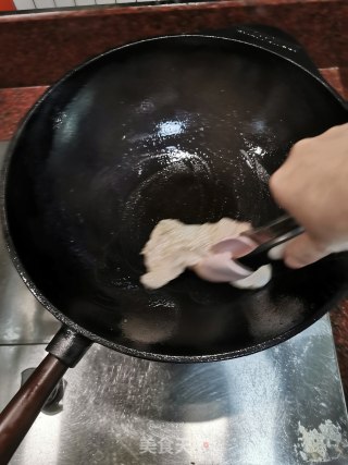 下饭菜～干锅茶树菇五花肉（附铸铁锅开锅方法）的做法步骤：12
