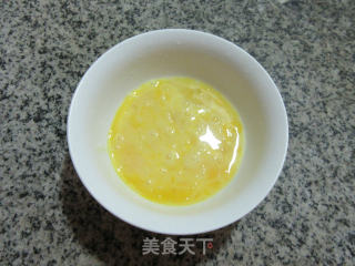 牛肝菌鸭蛋炒年糕的做法步骤：3