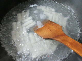 牛肝菌鸭蛋炒年糕的做法步骤：4