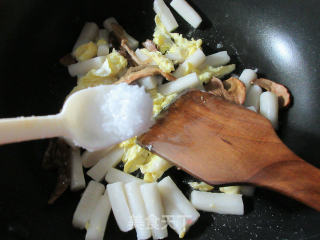 牛肝菌鸭蛋炒年糕的做法步骤：7