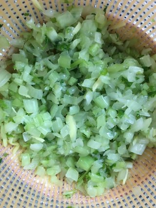 腌菜花炒毛豆的做法步骤：3