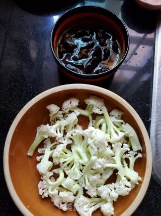 花菜炒黑木耳的做法步骤：1