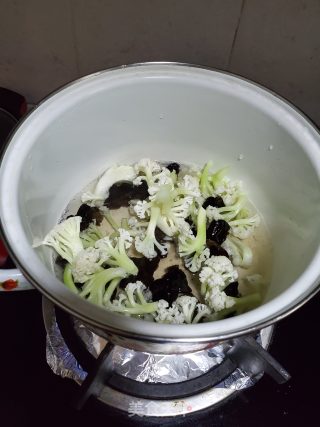 花菜炒黑木耳的做法步骤：2