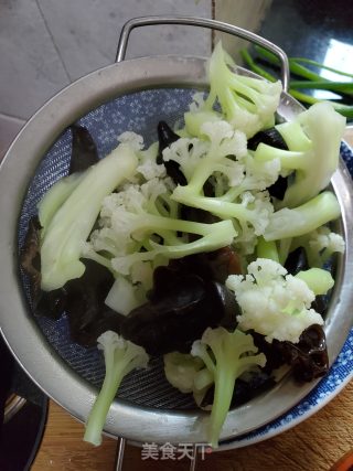 花菜炒黑木耳的做法步骤：3