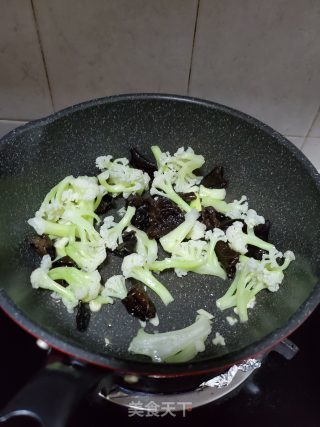 花菜炒黑木耳的做法步骤：5