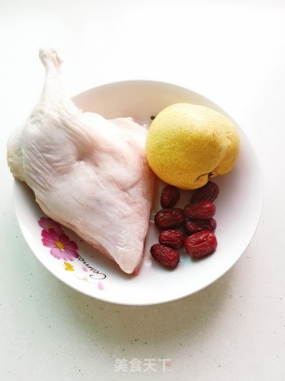 鸭腿红枣梨汤的做法步骤：1