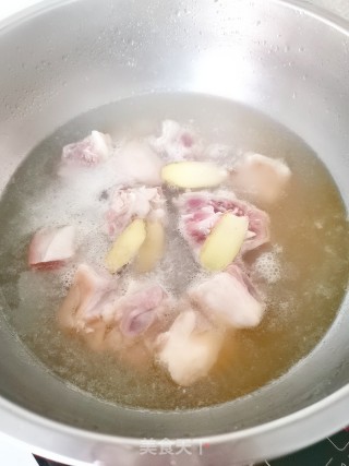 鸭腿红枣梨汤的做法步骤：4