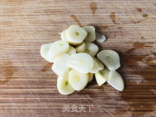 比肉还好吃的家常菜，油焖茭白的做法步骤：2