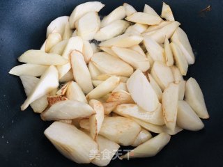 比肉还好吃的家常菜，油焖茭白的做法步骤：4