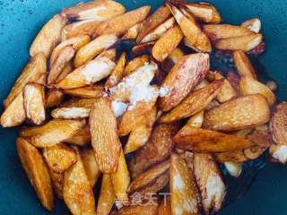 比肉还好吃的家常菜，油焖茭白的做法步骤：7