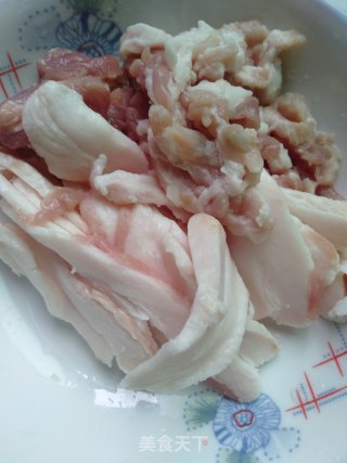 土豆片儿炒五花肉的做法步骤：1