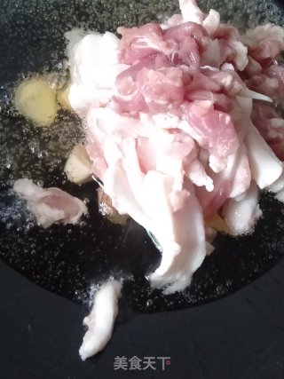 土豆片儿炒五花肉的做法步骤：4
