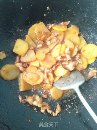 土豆片儿炒五花肉的做法步骤：7