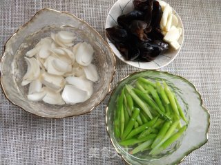 芦笋木耳炒百合的做法步骤：3