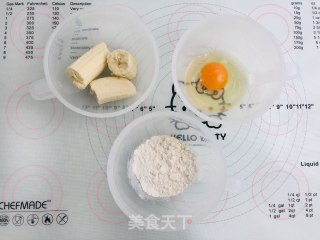 宝宝辅食：香蕉鸡蛋软饼的做法步骤：1