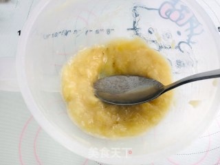 宝宝辅食：香蕉鸡蛋软饼的做法步骤：2