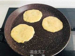 宝宝辅食：香蕉鸡蛋软饼的做法步骤：7