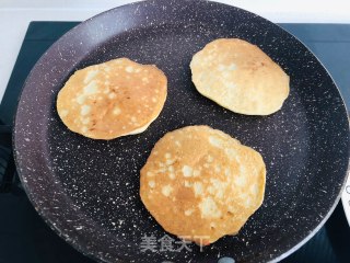 宝宝辅食：香蕉鸡蛋软饼的做法步骤：8