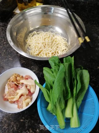 煮手工胡萝卜鸡蛋面的做法步骤：1