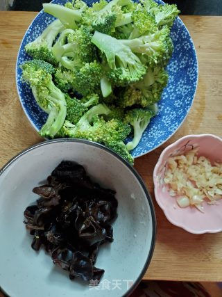 西兰花炒黑木耳的做法步骤：1