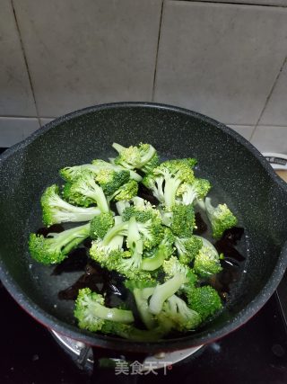 西兰花炒黑木耳的做法步骤：2
