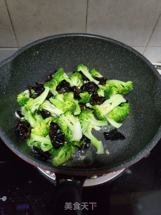 西兰花炒黑木耳的做法步骤：5