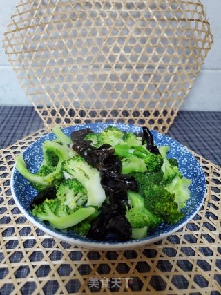 西兰花炒黑木耳的做法步骤：6
