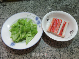 蟹肉棒炒青椒的做法步骤：1