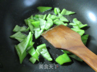 蟹肉棒炒青椒的做法步骤：3