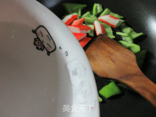 蟹肉棒炒青椒的做法步骤：4
