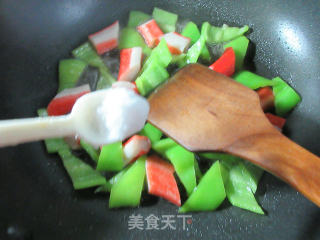 蟹肉棒炒青椒的做法步骤：6