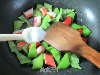蟹肉棒炒青椒的做法步骤：7