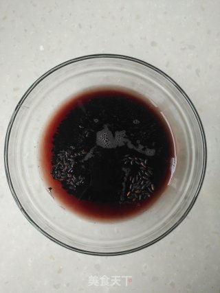 蛋黄肉松黑米饭团的做法步骤：1