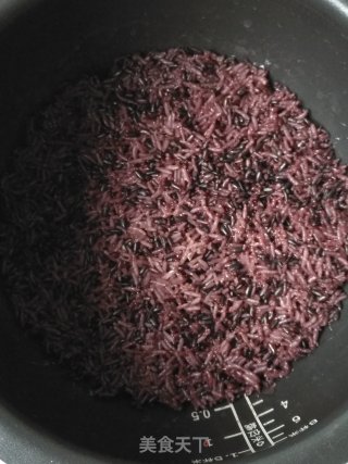 蛋黄肉松黑米饭团的做法步骤：2