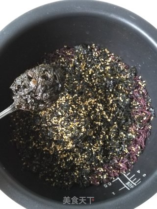 蛋黄肉松黑米饭团的做法步骤：7