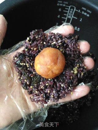 蛋黄肉松黑米饭团的做法步骤：9