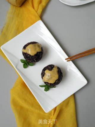 蛋黄肉松黑米饭团的做法步骤：11