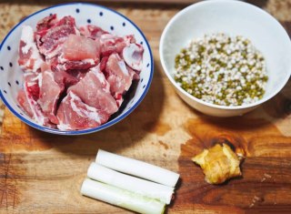 绿豆薏仁龙骨汤的做法步骤：1