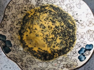 5分钟快手早餐，肉松吐司卷，一卷一煎就搞定的做法步骤：2