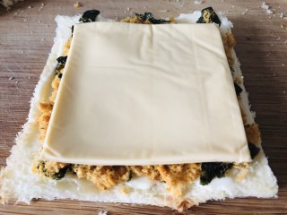 5分钟快手早餐，肉松吐司卷，一卷一煎就搞定的做法步骤：5