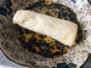 5分钟快手早餐，肉松吐司卷，一卷一煎就搞定的做法步骤：7