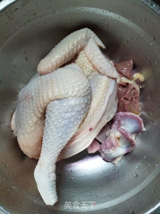 三杯鸡的做法步骤：1