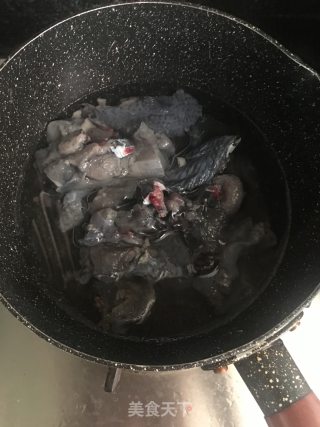 五指毛桃煲乌鸡的做法步骤：2