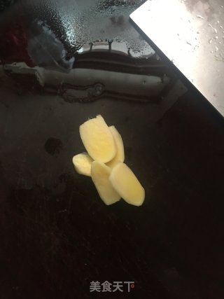 五指毛桃煲乌鸡的做法步骤：3